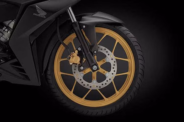 Giàn chân trước của xe được trang bị phuộc trước dạng ống lồng song song, sau dạng đơn monoshock. Cặp lốp không săm cỡ lớn với kích thước 90/80-17M 46P trước và 120/70-17M/C 58P sau. Bên cạnh đó là cặp phanh đĩa có kích thước 256 mm trước và 220 mm sau. Đặc biệt là bộ mâm mới với màu vàng ánh kim nổi bật.