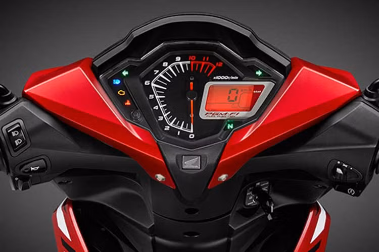 Về mặt thiết kế, Honda Winner 150 mới vẫn sở hữu những chi tiết không thay đổi nhiề so với bản cũ, bao gồm khung xe và vỏ xe được cấu tạo 3 chiều, đèn pha dạng LED 2 tầng, đồng hồ đo vòng tua máy dạng analog cùng màn hình LCD thể hiện các thông số như tốc độ, cấp số và mức tiêu hao nhiên liệu.