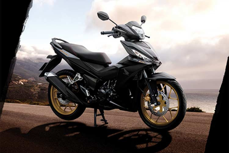 Giá Honda Winner 150 phiên bản cao cấp được niêm yết như ở mức 46,49 triệu đồng, cao hơn 1 triệu đồng so với phiên bản thể thao, được niêm yết 45,49 triệu đồng. Tại thị trường Việt Nam, Winner 150 sẽ phải cạnh tranh mạnh mẽ với "ông vua đường phố" Yamaha Exciter 150 hoàn toàn mới vừa ra mắt hồi tháng 8/2018.