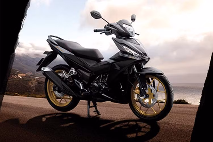 Giá Honda Winner 150 phiên bản cao cấp được niêm yết như ở mức 46,49 triệu đồng, cao hơn 1 triệu đồng so với phiên bản thể thao, được niêm yết 45,49 triệu đồng. Tại thị trường Việt Nam, Winner 150 sẽ phải cạnh tranh mạnh mẽ với "ông vua đường phố" Yamaha Exciter 150 hoàn toàn mới vừa ra mắt hồi tháng 8/2018.