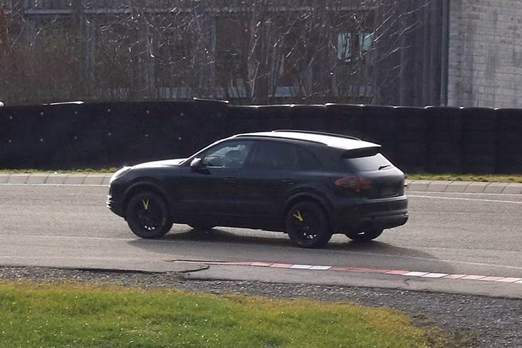 Chi tiết kỹ thuật vẫn là bí mật đến thời điểm này, nhưng Cayenne mới sẽ phát triển dựa trên nền tảng sử dụng cho Audi Q7 và Bentley Bentayga, hai mẫu xe cùng chung nhà Volkswagen với Porsche Cayenne.