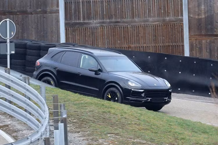 Theo đó, nội thất của Porsche Cayenne 2018 rất có thể sẽ sở hữu vô-lăng mới, bảng đồng hồ cải tiến và bảng điều khiển trung tâm tích hợp bàn di cảm ứng cùng với những công nghệ mới nhất, hiện đại nhất.