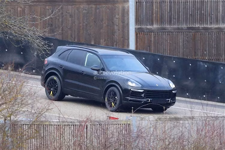 Lần đầu tiên mẫu SUV cỡ lớn Cayenne phiên bản 2018 của Porsche bất ngờ bị phóng viên "chộp" được khi đang chay trên đường thử.