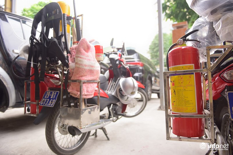 Xe có kích thước nhỏ gọn phù hợp di chuyển trên các tuyến đường đảm bảo đến đám cháy trong thời gian ngắn nhất. Xe được lắp thêm một bộ giá đỡ bằng inox tại vị trí yên sau, trên đó trang bị phương tiện chữa cháy như: bình chữa cháy, chăn chiên.