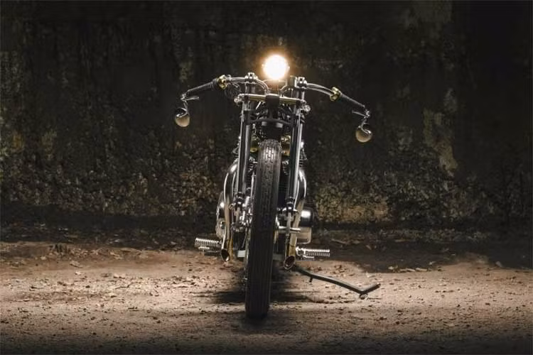 Trong dòng steampunk thường xuất hiện các thứ công nghệ lỗi theo phong cách cổ trang. Chỉ có hai chi tiết nguyên bản của Yamaha XS650 độ bobber được giữ lại là động cơ và bánh xe. Tất cả mọi thứ khác đều được làm lại bao gồm khung, tay lái dạng cánh, phuộc trước, bảng gắn động cơ, yên xe, bình xăng, chắn bùn và ống xả.