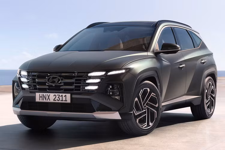 Vào 7/12/2023, Hyundai Tucson facelift 2024 mới đã chính thức được trình làng tổng cộng 12 phiên bản. So với phiên bản tiền nhiệm, thiết kế ngoại thất của Hyundai Tucson 2024 có sự thay đổi nhẹ. Như khu vực đầu xe có lưới tản nhiệt Parametric được thu nhỏ lại, đi kèm cụm đèn định vị dạng cánh chim.