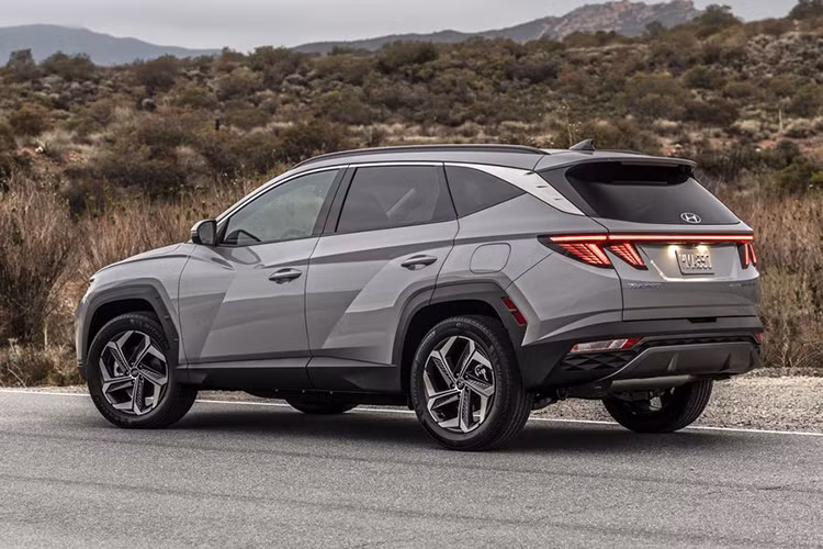 Ở nội thất, xe cũng được “lột xác” với nhiều tiện ích đáng chú ý như: cụm màn hình kép giống "đàn anh" SantaFe 2024. Cụm màn hình này bao gồm đồng hồ lái điện tử và màn hình giải trí trung tâm có cùng kích thước 12,3 inch ghép lại với nhau. Vô lăng ba chấu được làm thanh mảnh hơn, tích hợp cụm phím bấm chức năng.