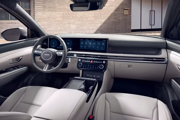 Trên mẫu xe SUV Hyundai Tucson 2024 mới, cản trước được mở rộng theo chiều ngang giúp xe trông bề thế hơn. Trong khi đó, khu vực thân xe và cụm đèn hậu của Tucson bản nâng cấp mới gần như không thay đổi so với bản cũ.