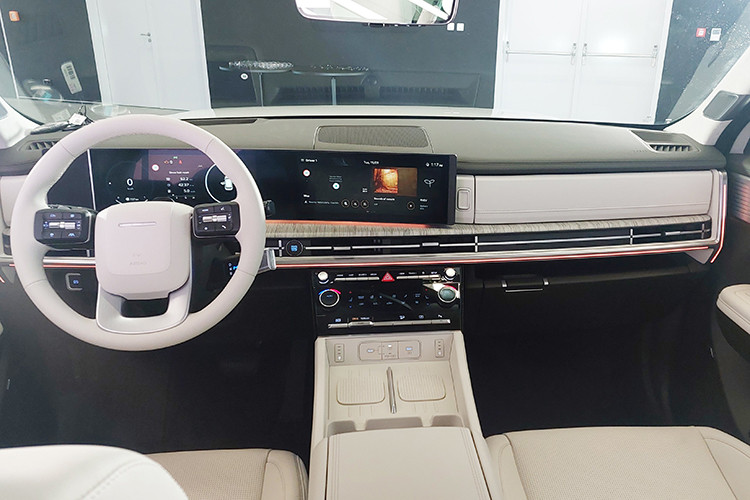 Về nội thất, ở thế hệ mới này, Hyundai SantaFe 2024 được trang bị hàng loạt tiện ích hiện đại như: dải màn hình cong hướng về phía người lái, vô lăng sưởi, ghế trước sưởi/thông gió, điều hòa đa vùng, camera 360 độ, hỗ trợ đổ đèo hay khả năng phân bổ hướng lực kéo trước sau 50:50.