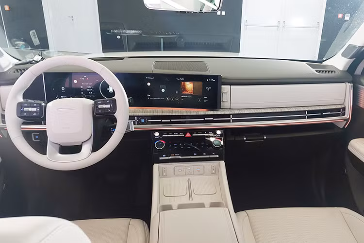 Về nội thất, ở thế hệ mới này, Hyundai SantaFe 2024 được trang bị hàng loạt tiện ích hiện đại như: dải màn hình cong hướng về phía người lái, vô lăng sưởi, ghế trước sưởi/thông gió, điều hòa đa vùng, camera 360 độ, hỗ trợ đổ đèo hay khả năng phân bổ hướng lực kéo trước sau 50:50.