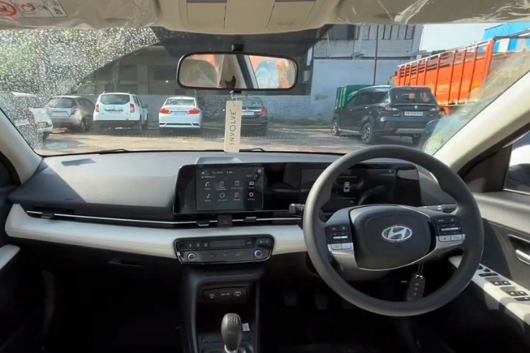 Xe cũng sở hữu loạt trang bị hỗ trợ lái xe an toàn như: 6 túi khí, hệ thống chống bó cứng phanh ABS, phân bổ lực phanh điện tử EBD và cảm biến lùi tiêu chuẩn. Bản cao cấp được trang bị công nghệ an toàn chủ động Hyundai Smartsense với những tính năng như hệ thống cảnh báo tiền va chạm, hệ thống cảnh báo kiêm hỗ trợ tránh va chạm trong điểm mù, hệ thống hỗ trợ giữ làn đường, hệ thống cảnh báo lệch làn đường…