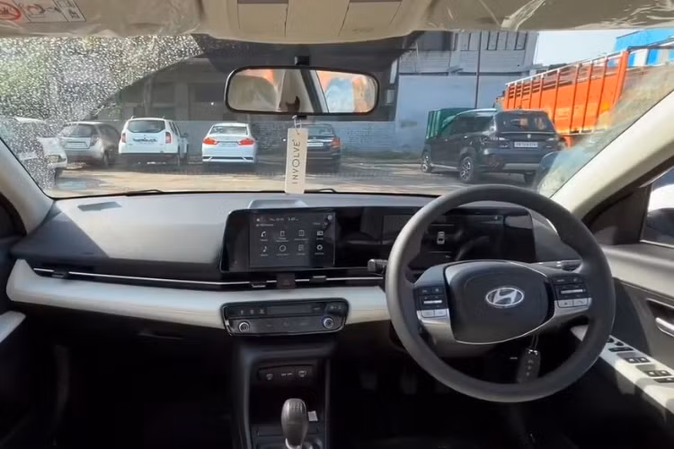 Xe cũng sở hữu loạt trang bị hỗ trợ lái xe an toàn như: 6 túi khí, hệ thống chống bó cứng phanh ABS, phân bổ lực phanh điện tử EBD và cảm biến lùi tiêu chuẩn. Bản cao cấp được trang bị công nghệ an toàn chủ động Hyundai Smartsense với những tính năng như hệ thống cảnh báo tiền va chạm, hệ thống cảnh báo kiêm hỗ trợ tránh va chạm trong điểm mù, hệ thống hỗ trợ giữ làn đường, hệ thống cảnh báo lệch làn đường…