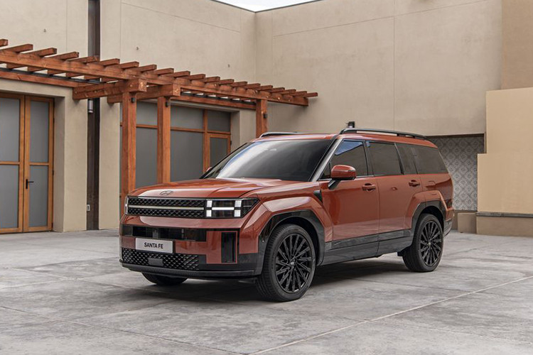 Dù gây tranh cãi về thiết kế mới, nhưng Hyundai SantaFe thế hệ mới vẫn luôn thu hút sự quan tâm của đông đảo người dùng Việt. Xe mang dáng dấp đồ sộ, vuông vức, gợi nhiều liên tưởng đến mẫu Land Rover.