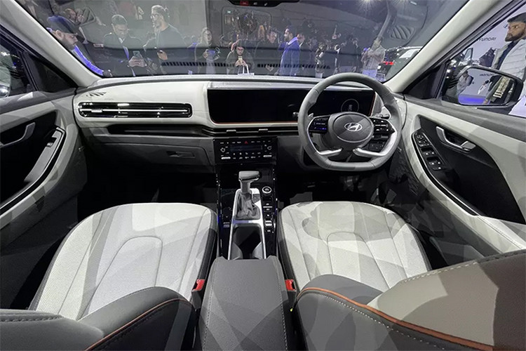 Ở bản nâng cấp này, xe được tinh chỉnh lại thiết kế ngoại thất với lưới tản nhiệt vuông vức hơn giống "đàn anh" Palisade. Đèn định vị LED thiết kế kiểu pixel, được nối với nhau bằng dải đèn LED chạy vắt ngang nắp ca-pô. Trong khi đó, cụm đèn pha Creta 2024 nằm tách biệt, đặt lệch sang hai bên giống Santa Fe thế hệ mới. Phía sau xe có cụm đèn hậu cũng mang thiết kế hình chữ "L", nằm vắt ngang đuôi xe...