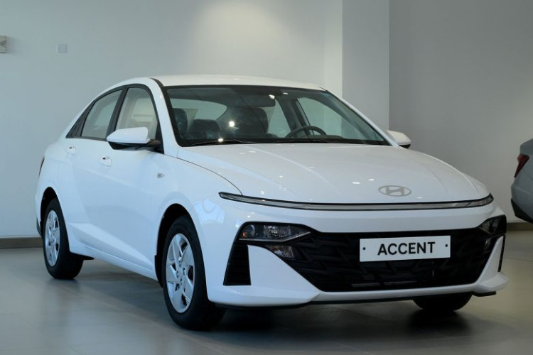 Ra mắt toàn cầu từ tháng 3/2023, Hyundai Accent thế hệ mới gần như đã được “lột xác” hoàn toàn về thiết kế. Xe được trang bị nhiều tiện ích hiện đại như: cụm màn hình 10,25 inch đặt nổi; vô-lăng 2 chấu; đèn nội thất 64 màu có thể thay đổi theo ý muốn; sạc điện thoại không dây, phanh đỗ điện tử; rèm che nắng phía sau…