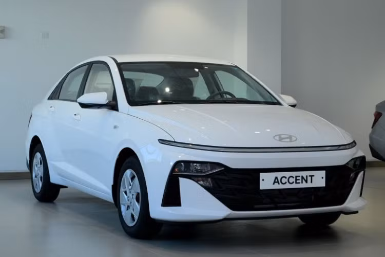 Ra mắt toàn cầu từ tháng 3/2023, Hyundai Accent thế hệ mới gần như đã được “lột xác” hoàn toàn về thiết kế. Xe được trang bị nhiều tiện ích hiện đại như: cụm màn hình 10,25 inch đặt nổi; vô-lăng 2 chấu; đèn nội thất 64 màu có thể thay đổi theo ý muốn; sạc điện thoại không dây, phanh đỗ điện tử; rèm che nắng phía sau…