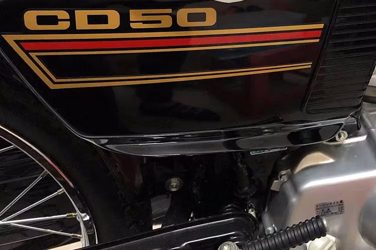 Tuy nhiên, với giá bán lên tới 35 nghĩn USD (tương đương khoảng hơn 800 triệu đồng) thì chắc hẳn giá xe Honda CD50 Benly đời 198 này sẽ cần những chủ nhân thực sự đam mê và chịu chi để sưu tầm nó.