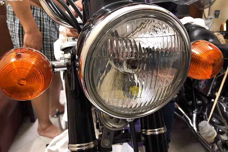 Mới đây, một chiếc xe cổ thuộc dòng xe Honda CD50 Benly được sản xuất từ năm 1980 bất ngờ được rao bán công khai trên mạng xã hội với mức giá bán cao không tưởng khiến nhiều người "phát hoảng": hơn 800 triệu đồng, đắt ngang ngửa một chiếc xe ôtô Honda HR-V đời mới. 