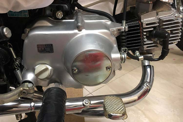 Động cơ của chiếc xe máy côn tay Honda CD50 Benly cho công suất cực đại 4 mã lực, hộp số tròn nhưng sử dụng côn tay (ambraya rời) bốn cấp và hệ thống khởi động bằng cần đạp.