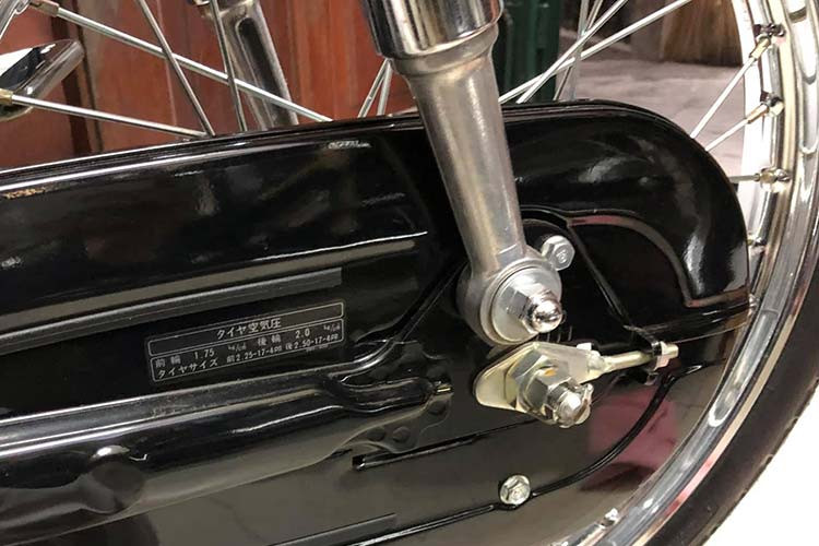 Honda CD 50 Benly sở hữu chiều dài 1.805 mm, chiều rộng 700 mm và chiều cao 1.020 mm với chiều cao yên xe tính từ mặt đất 748 mm. Động cơ xi-lanh đơn mang mã CD50E 4 thì làm mát bằng gió có dung tích 49 phân khối.