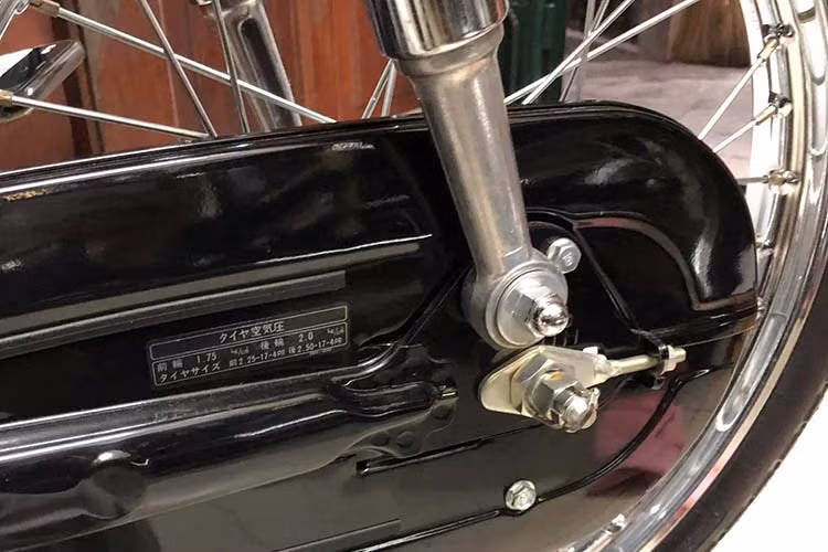 Honda CD 50 Benly sở hữu chiều dài 1.805 mm, chiều rộng 700 mm và chiều cao 1.020 mm với chiều cao yên xe tính từ mặt đất 748 mm. Động cơ xi-lanh đơn mang mã CD50E 4 thì làm mát bằng gió có dung tích 49 phân khối.