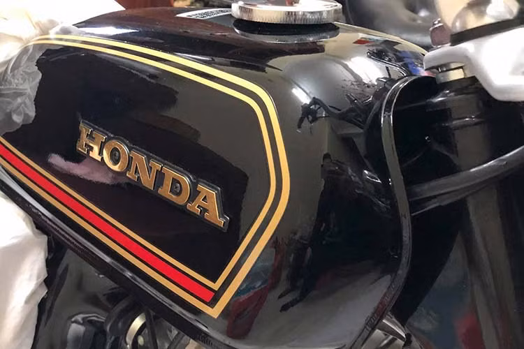 Thêm vào đó, các chi tiết của xe như bình xăng, bugi, bưởng máy, lốp và cả những đường gân của tem xe... đều còn mới cứng, cho thấy đây là một chiếc xe nguyên bản, chưa từng sửa chữa hay thay thế linh, phụ kiện.