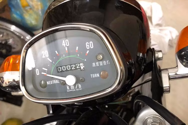 Theo chủ nhân chiếc xe tại Hà Nội chia sẻ, Honda CD50 Benly đời 1980 nàyv ới ngoại hình leng keng như mới trên quả thực hoàn toàn... "mới". Được sản xuất từ năm 1980 nhưng chiếc nó chưa một lần được đổ xăng để sử dụng với công tơ mét của chiếc xe chỉ dừng ở mức 22,5km.