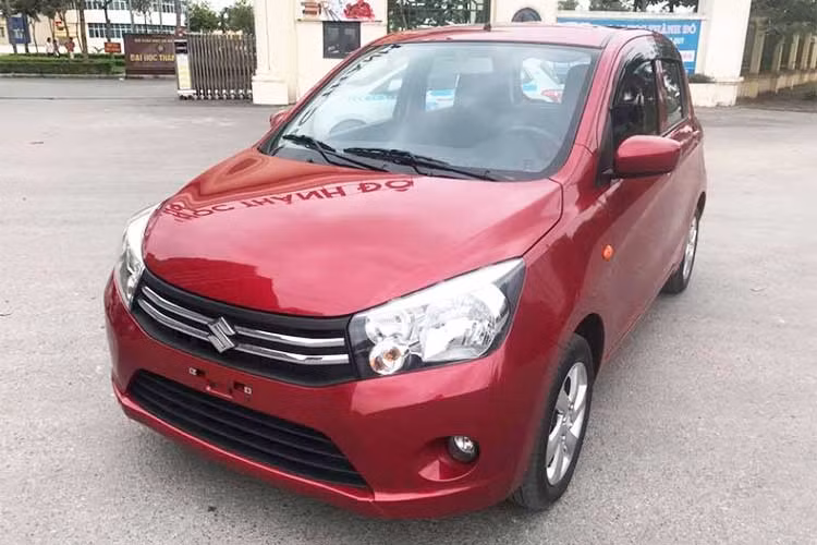 Hiện tại, trong cùng phân khúc với tùy chọn số tự động, Suzuki Celerio có giá thấp hơn hai đối thủ Hàn Quốc là Kia Morning và Hyundai Grand i10 khoảng chưa đầy 20 triệu đồng. Giá xe Kia Morning Si AT đang là 375 triệu đồng, còn Hyundai Grand i10 1.0L AT có giá 380 triệu đồng.
