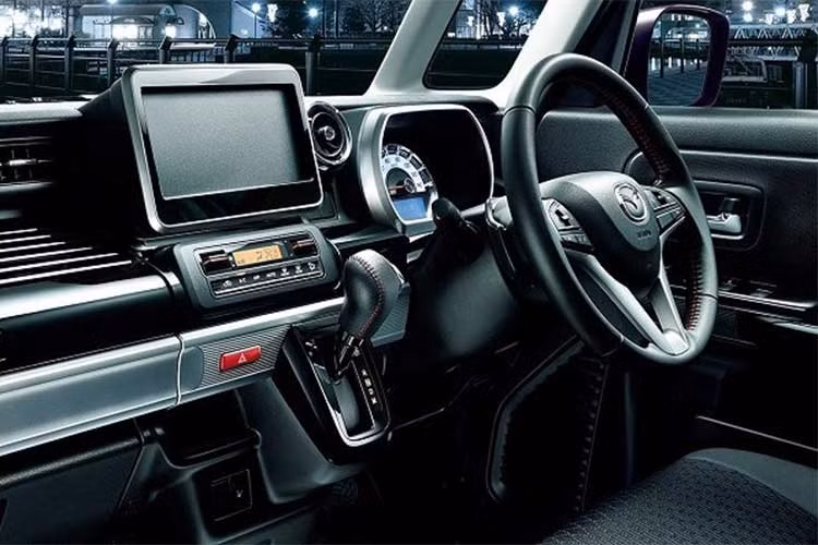 Hãng xe ôtô Mazda cũng bố trí một trong xe các tiện nghi khá đầy đủ, bao gồm; màn hình thông tin giải trí dạng màu kích thước tầm 7 inch, cần số bố trí ngay sát tay lái mang lại sự tiện dụng cho tài xế. Ghế ngồi bọc vải nỉ, hầu hết các vị trí ngồi trên cả hai hàng ghế đều có tựa đầu trên cao.