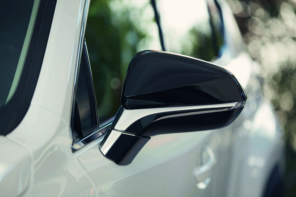 Đáng tiếc, phiên bản Sport NX 300h mới này không có sự nâng cấp ở động cơ. Bù lại, chiếc SUV mang đến cho người dùng gói Parking Pack với các cảm biến hỗ trợ việc lùi và đỗ xe thuận tiện hơn.