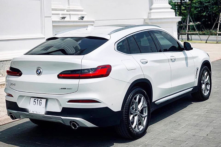 Được giới thiệu tại triển lãm Geneva Motor Show 2018, BMW X4 2019 mới có kích thước to hơn, với chiều dài tăng 760 mm, 380 mm vào bề rộng, trục cơ sở thêm 50 mm nhưng lại nhẹ hơn 50 kg. Ngoài ra, chiều cao vẫn thấp hơn 2,5 mm, trọng tâm được đặt thấp, tỷ lệ phân phối trọng lượng 50:50 giúp xe vận hành tối ưu.