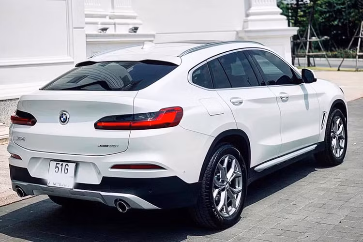 Được giới thiệu tại triển lãm Geneva Motor Show 2018, BMW X4 2019 mới có kích thước to hơn, với chiều dài tăng 760 mm, 380 mm vào bề rộng, trục cơ sở thêm 50 mm nhưng lại nhẹ hơn 50 kg. Ngoài ra, chiều cao vẫn thấp hơn 2,5 mm, trọng tâm được đặt thấp, tỷ lệ phân phối trọng lượng 50:50 giúp xe vận hành tối ưu.
