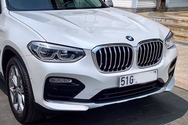 Thiết kế đèn chiếu sáng, chiếu hậu và đèn sương mù của mẫu SUV hạng sang BMW X4 mới đều sử dụng công nghệ LED. Bên cạnh đó, hiệu quả khí động học được cải tiến rõ rệt với hệ số cản đạt mức Cd=0,30. Ngoài ra, khi gấp hàng ghế sau xuống, xe sẽ để lộ khoảng trống cho người dùng chứa đồ.