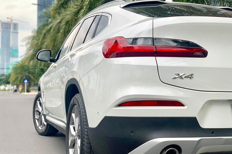 Xe sở hữu nhiều nâng cấp về thiết kế ngoại thất với cái chất cơ bắp, khỏe khoắn hơn nhưng vẫn giữ lại một số đường nét thể thao đặc trưng của dòng SUV lai coupe. Thay đổi dễ nhận thấy nhất ở phần đầu xe chính là thiết kế lưới tản nhiệt hình quả thận thân được mở rộng theo chiều dọc đúng với phong cách thiết kế của hãng thời gian gần đây.