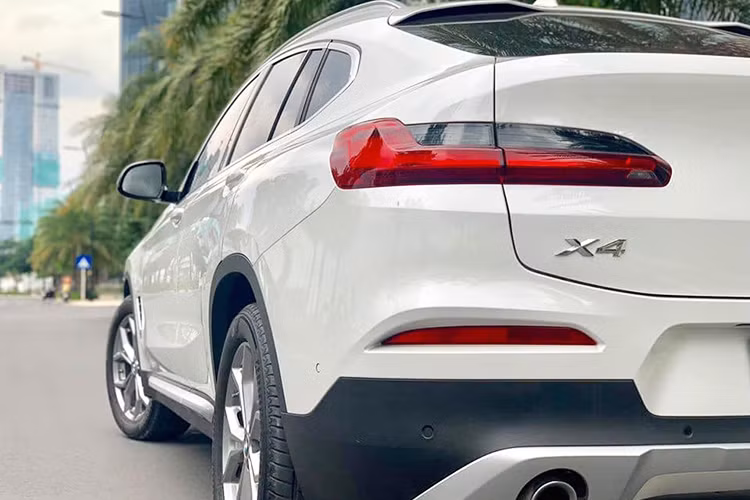 Xe sở hữu nhiều nâng cấp về thiết kế ngoại thất với cái chất cơ bắp, khỏe khoắn hơn nhưng vẫn giữ lại một số đường nét thể thao đặc trưng của dòng SUV lai coupe. Thay đổi dễ nhận thấy nhất ở phần đầu xe chính là thiết kế lưới tản nhiệt hình quả thận thân được mở rộng theo chiều dọc đúng với phong cách thiết kế của hãng thời gian gần đây.