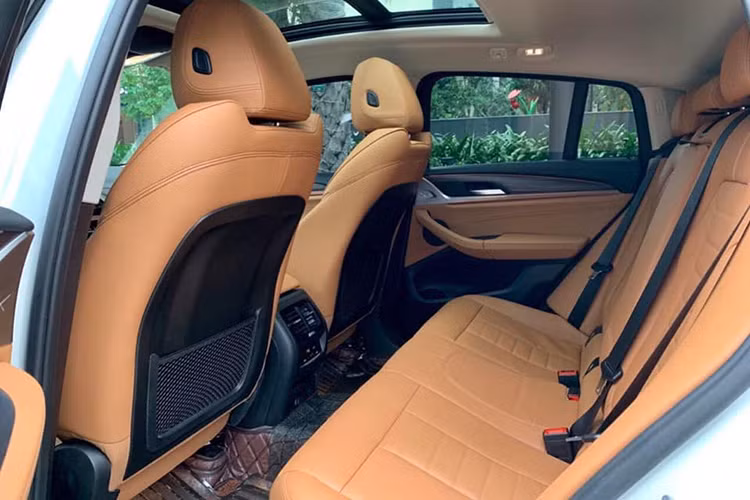 Với phiên bản xDrive20i, BMW trang bị cho mẫu xe này khối động cơ dung tích 2 lít, cho công suất 184 mã lực và mô-men xoắn 290 Nm, kết hợp số tự động 8 cấp và hệ dẫn động 4 bánh toàn thời gian xDrive. 