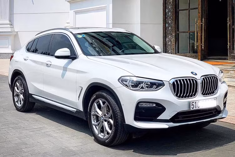 Giá xe BMW X4 2019 chính hãng tại Việt Nam được chào bán khoảng 2,959 tỷ đồng, chiếc xe trong bài viết này đang được chủ nhân chào bán ở mức 2,83 tỷ đồng và đã được ra biển số tại TP HCM - nó được đánh giá là khá hợp lý cho những người yêu BMW X4 "chạy lướt".