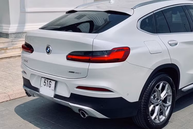 Phiên bản xDrive20i kèm gói phụ kiện xLine, thể hiện rõ ràng qua thiết kế la-zăng hợp kim 5 chấu kép kích thước 19 inch dạng 5 chấu kép hình hoa cùng cản sau thể thao. Hệ thống ống xả chia đều hai bên được mạ crome sáng bóng, thể thao và cá tính.