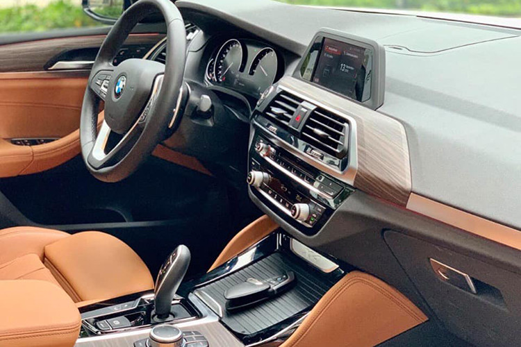 Bên trong xe được thiết kế với màn điều khiển thấp hơn, chỗ ngồi cao hơn để mở rộng tầm nhìn về phía trước. Bên cạnh đó là những nâng cấp như màn hình giải trí 10,25 inch, màn hình thông tin lớn hơn 75% so với phiên bản hiện tại. Ngoài ra còn có hệ thống điều khiển bằng giọng nói và cử chỉ, ga tự động, hỗ trợ đi đúng làn, đậu xe, quan sát quanh thân xe…