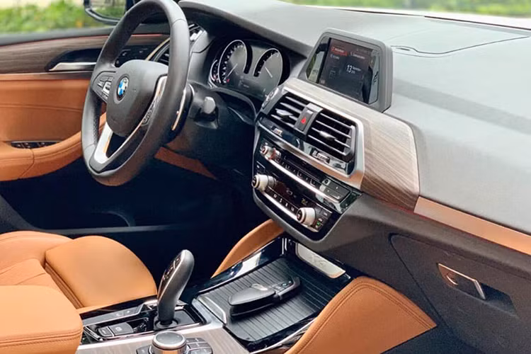 Bên trong xe được thiết kế với màn điều khiển thấp hơn, chỗ ngồi cao hơn để mở rộng tầm nhìn về phía trước. Bên cạnh đó là những nâng cấp như màn hình giải trí 10,25 inch, màn hình thông tin lớn hơn 75% so với phiên bản hiện tại. Ngoài ra còn có hệ thống điều khiển bằng giọng nói và cử chỉ, ga tự động, hỗ trợ đi đúng làn, đậu xe, quan sát quanh thân xe…