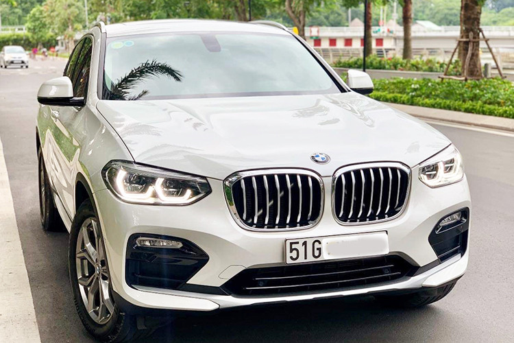 Mẫu SUV hạng sang BMW X4 xDrive20i 2019 mới vừa xuất hiện trên sàn xe cũ tại Việt Nam trong bài viết này thuộc dạng phiên bản tiêu chuẩn, chưa phải là bản cao cấp. Chiếc xe mang biển số Sài Gòn và theo chủ nhân nó mới chỉ lăn bánh khoảng hơn 5000km, có thể không phải hàng chính hãng mà được nhập khẩu tư nhân.