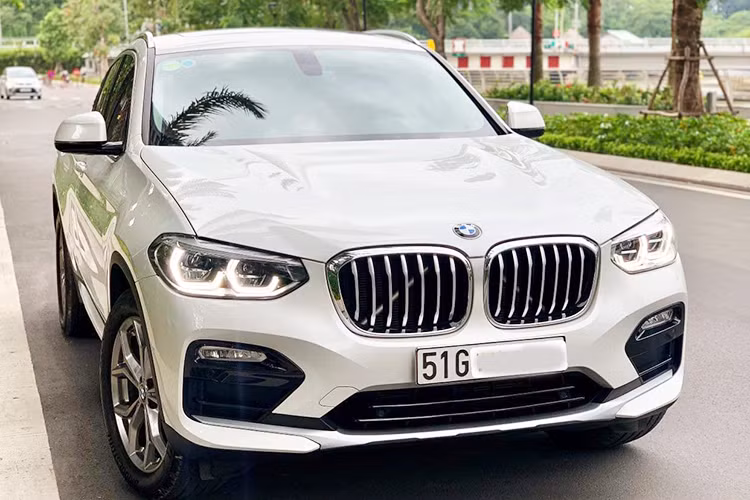 Mẫu SUV hạng sang BMW X4 xDrive20i 2019 mới vừa xuất hiện trên sàn xe cũ tại Việt Nam trong bài viết này thuộc dạng phiên bản tiêu chuẩn, chưa phải là bản cao cấp. Chiếc xe mang biển số Sài Gòn và theo chủ nhân nó mới chỉ lăn bánh khoảng hơn 5000km, có thể không phải hàng chính hãng mà được nhập khẩu tư nhân.