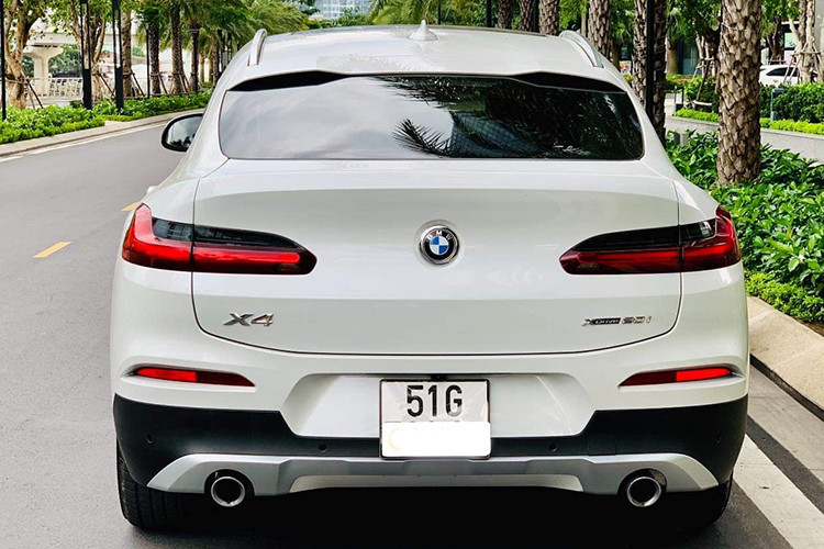 Các phiên bản BMW X4 2019 này cũng theo 3 phong cách khác nhau là xLine, M Sport và M Sport X. Đây được xem là đối thủ cạnh tranh trực tiếp Mercedes-Benz GLC Coupe - đáng chú ý là mẫu GLC 300 4MATIC Coupe tại Việt Nam được nhập khẩu từ châu Âu, giá 2,949 tỷ đồng.