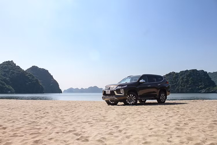 Mẫu xe SUV Mitsubishi Pajero Sport khá được yêu thích ở một số quốc gia Đông Nam Á, trong đó đặc biệt là Thái Lan và Việt Nam. Pajero Sport kể từ khi ra mắt đến nay luôn được người dùng chú ý với "mác" SUV 7 chỗ gầm cao với khả năng vận hành linh hoạt, hệ thống khung gầm được đánh giá cao. Tuy nhiên, tiện nghi cũng như công nghệ trên xe trước đây vẫn là một dấu hỏi mà có lẽ đến nay mới được trả lời.