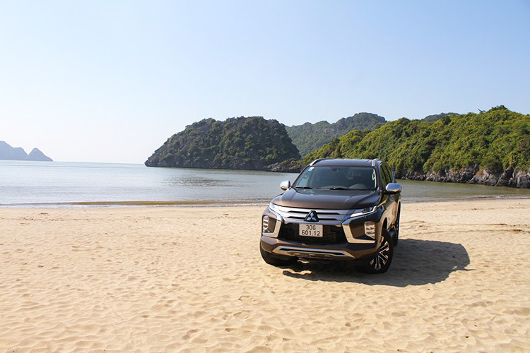 Những mẫu xe Pajero Sport trước đây bị nhiều khách hàng đánh giá có ngoại hình chưa cân đối, không mạnh mẽ nam tính như các đời xe cũ. Phiên bản cải tiến 2020 gần như đã khắc phục được tất cả các điểm yếu đó. Bên ngoài, Mitsubishi Pajero Sport 2020 mới được thiết kế theo ngôn ngữ Dynamic Shield thế hệ thứ hai nên mang nét cá tính và hiện đại, khá tương đồng với những "người anh em" Outlander hay Xpander.