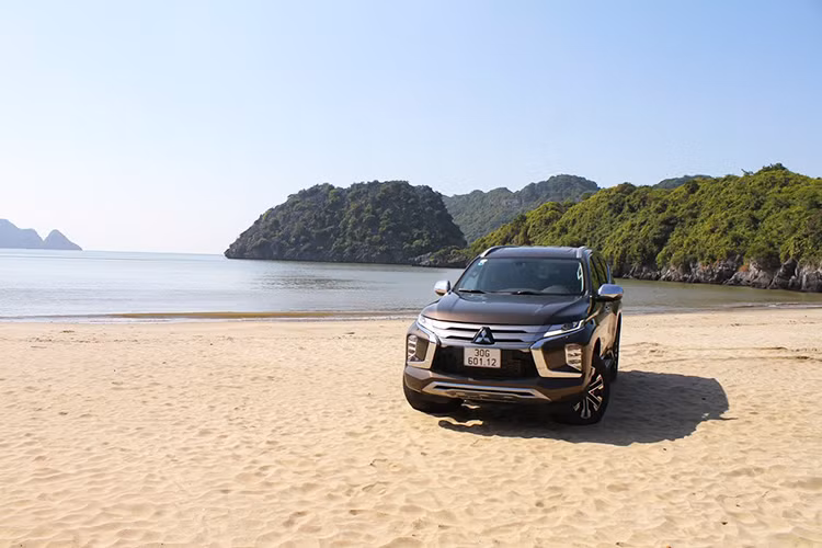 Những mẫu xe Pajero Sport trước đây bị nhiều khách hàng đánh giá có ngoại hình chưa cân đối, không mạnh mẽ nam tính như các đời xe cũ. Phiên bản cải tiến 2020 gần như đã khắc phục được tất cả các điểm yếu đó. Bên ngoài, Mitsubishi Pajero Sport 2020 mới được thiết kế theo ngôn ngữ Dynamic Shield thế hệ thứ hai nên mang nét cá tính và hiện đại, khá tương đồng với những "người anh em" Outlander hay Xpander.