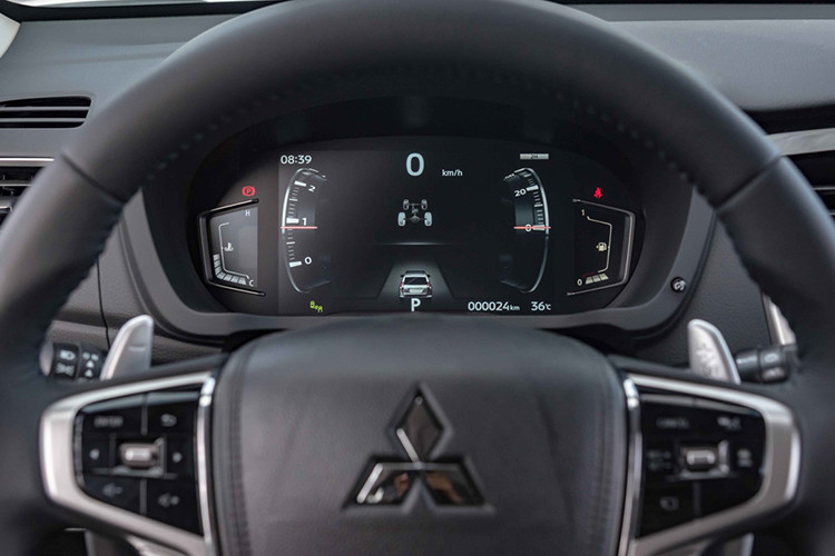 Sau vô lăng là một sự cải tiến vượt bậc so với phiên bản Pajero trước đó. Đó là màn hình 8 inch rất sắc nét và có tới 3 chế độ hiển thị khác nhau. Màn hình này thay thế cụm đồng hồ cơ truyền thống, mang đến nét hiện đại cho Pajero Sport và nhỉnh hơn các đối thủ cùng phân khúc. Tính năng giải trí nổi bật với màn hình cảm ứng cỡ lớn 8 inchs với nhiều tính năng kết nối và giải trí, độ sắc nét màn hình ở mức khá, tích hợp với camera 360 độ thuận tiện cho chiếc xe cỡ lớn.