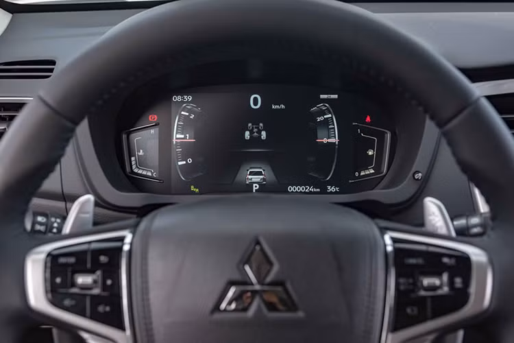 Sau vô lăng là một sự cải tiến vượt bậc so với phiên bản Pajero trước đó. Đó là màn hình 8 inch rất sắc nét và có tới 3 chế độ hiển thị khác nhau. Màn hình này thay thế cụm đồng hồ cơ truyền thống, mang đến nét hiện đại cho Pajero Sport và nhỉnh hơn các đối thủ cùng phân khúc. Tính năng giải trí nổi bật với màn hình cảm ứng cỡ lớn 8 inchs với nhiều tính năng kết nối và giải trí, độ sắc nét màn hình ở mức khá, tích hợp với camera 360 độ thuận tiện cho chiếc xe cỡ lớn.