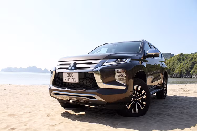 Mitsubishi Pajero Sport thế hệ mới được sinh ra để đáp ứng sự kì vọng của khách hàng về một mẫu xe SUV vận hành linh hoạt ở nhiều loại địa hình khác nhau nhưng vẫn mang đến sự thoải mái, tiện nghi và khả năng bảo vệ tối ưu với hàng loạt công nghệ an toàn tiên tiến, thông minh nổi bật trong phân khúc. Xe sở hữu kích thước tổng thể là 4.825 x 1.815 x 1.835 (mm). Chiều dài cơ sở lên tới 2.800mm mang đến một không gian rộng rãi cho cả 3 hàng ghế.