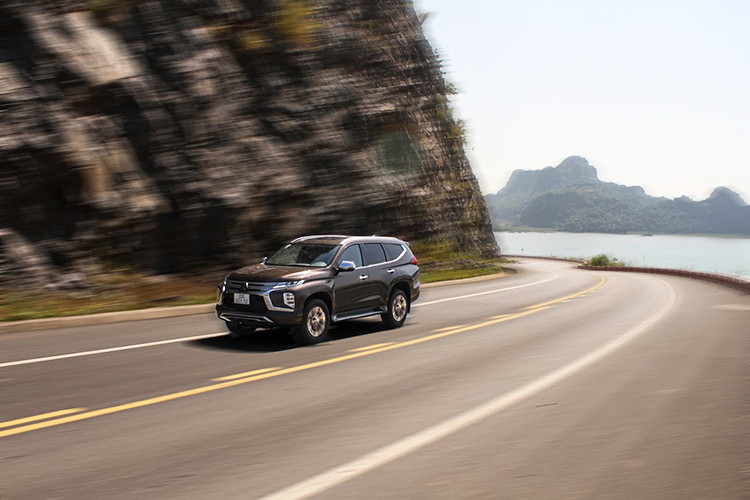 Khi trải nghiệm và cầm lái mẫu xe Mitsubishi Pajero Sport 4x2 AT 2020, điểm cộng lớn đầu tiên chính là ở khả năng quan sát của tài xế. Khi ngồi lên vị trí ghế lái, dường như không có bất cứ rào cản nào với một chiếc xe gầm cao như Mitsubishi Pajero Sport. Bạn có thể điều chỉnh ghế lái, vô-lăng để phù hợp với vóc dáng cơ thể để điều khiển xe một cách an toàn nhất. Tuy nhiên, vô-lăng trợ lực dầu với hạn chế khi di chuyển ở đường nội đô khi việc đánh lái sẽ tương đối vất vả với phái yếu.